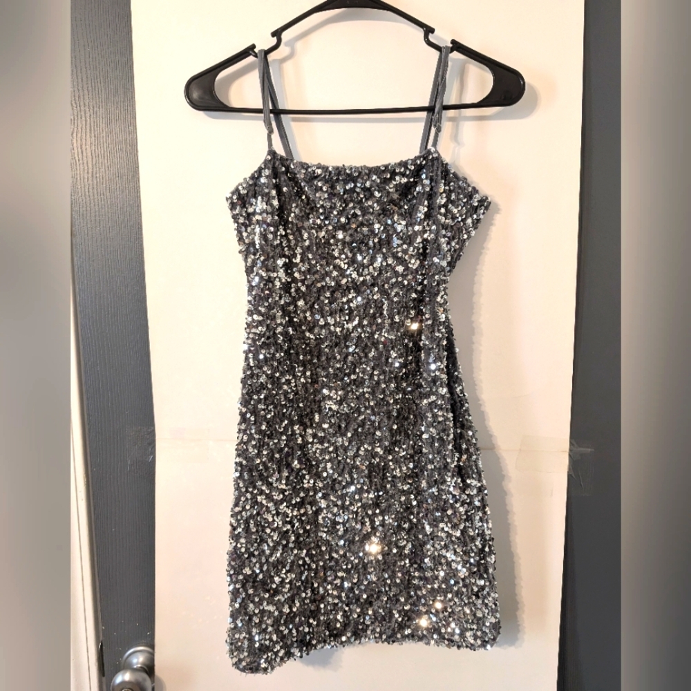 Forever 21‎ Silver Sequined Dress Size Small